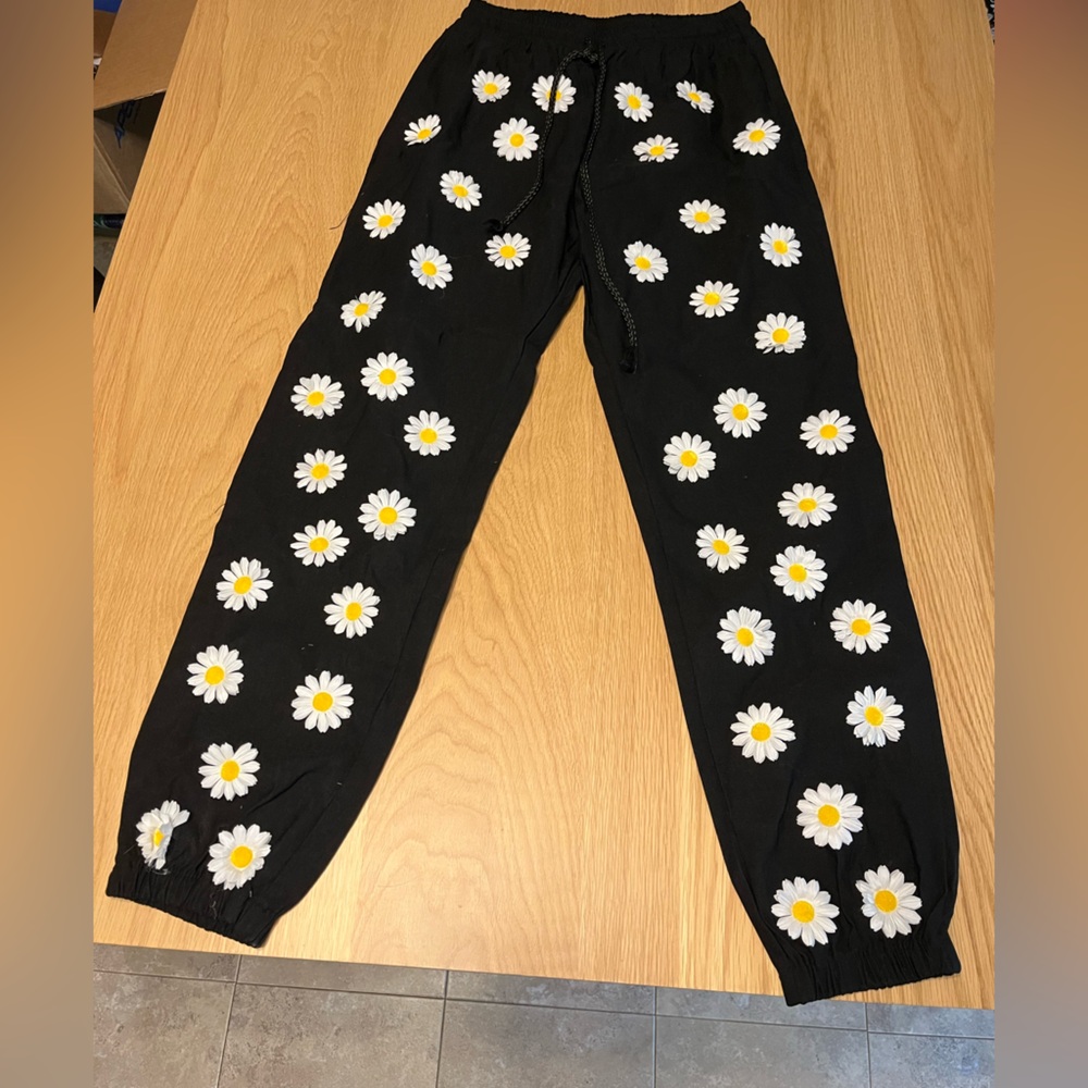 Omighty 3D Daisy Drawstring Black Pants Medium Floral Whimsy